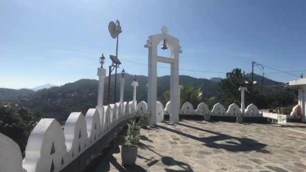 Kandy, Srí Lanka, nézzetek a harangra a nagy Buddha templomának oldalán. — Stock videók