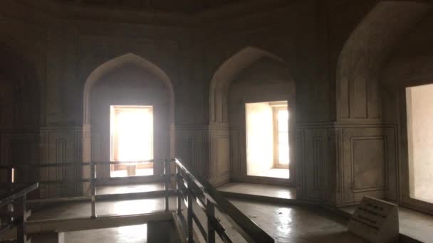 Agra, Índia, 10 de novembro de 2019, Taj Mahal, janela aberta dentro da mesquita — Vídeo de Stock