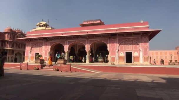 Jaipur, India - November 04, 2019: City Palace and tourists walking along the pink walls part 4 — ストック動画