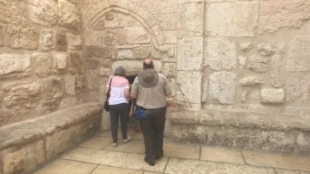 Bethlehem, Palestine - October 20, 2019: tourists inspect the ancient territory part 3 — Stockvideo