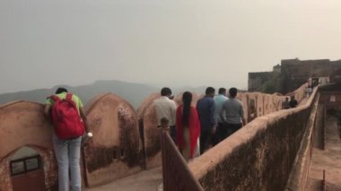 Jaipur, Hindistan - 3 Kasım 2019: Jaigarh Kalesi turistleri dağın 8. bölümünün tepesindeki eski kalenin duvarları boyunca yürüyorlar
