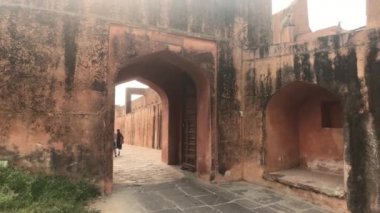 Jaipur, Hindistan - turistler eski kaleye tırmanıyor 