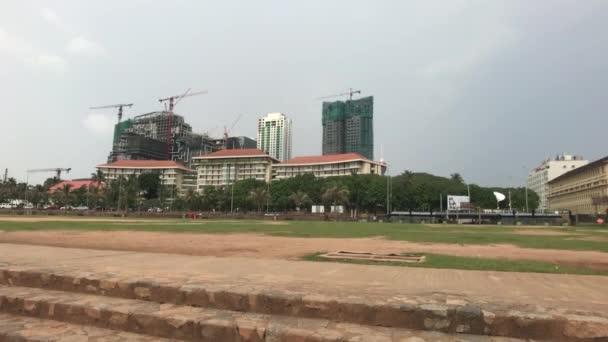 Colombo, Sri lanka, uitzicht op het gebouw vanaf de waterkant — Stockvideo