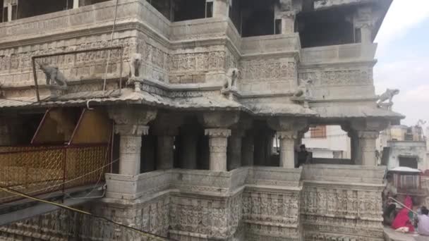 2019年11月13日インド、ウダイプル:美しい寺院の背景にあるジャグジッシュ寺院の観光客その3 — ストック動画