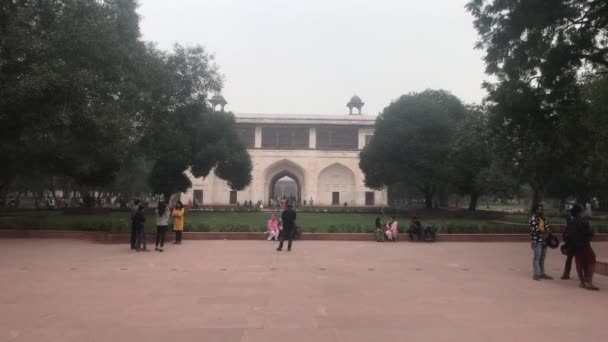 Nova Deli, Índia, 11 de novembro de 2019, os turistas se reuniram para uma turnê de acompanhamento — Vídeo de Stock