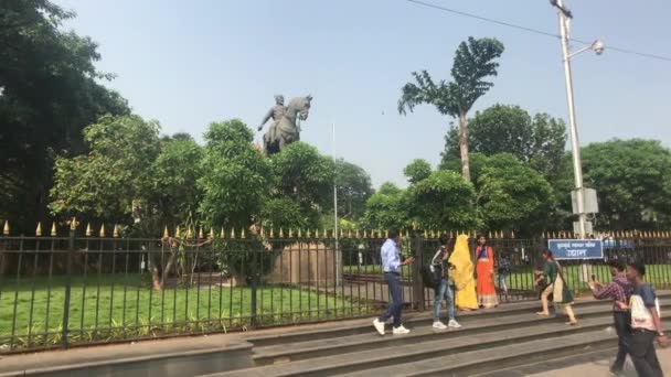 Mumbai, India - 10 de noviembre de 2019: los turistas caminan alrededor de la plaza parte 2 — Vídeo de stock