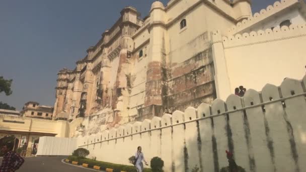 Udaipur, Indien - 13 november 2019: Stadspalatsets turister beger sig till ingången till slottsdel 4 — Stockvideo