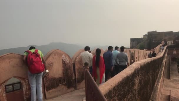 Jaipur, India - 03 novembre 2019: I turisti del Forte Jaigarh camminano lungo le mura della vecchia fortezza in cima alla montagna parte 8 — Video Stock