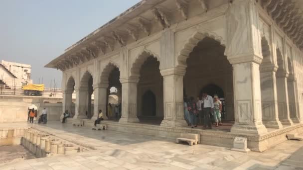 Agra, India, 10 de noviembre de 2019, Agra Fort, los turistas salen al patio de recreo frente al templo — Vídeos de Stock