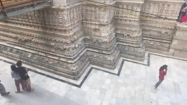 Udaipur, India - 13 de noviembre de 2019: Los turistas del Templo Jagdish participan en la parte de servicio 14 — Vídeo de stock