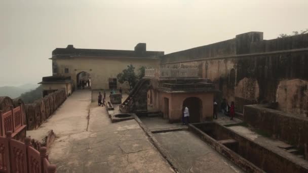 Jaipur, India - 03 november 2019: Jaigarh Fort muur met toeristen deel 2 — Stockvideo