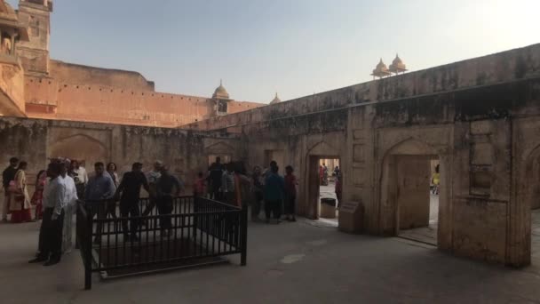 Jaipur, Indie, listopad 05, 2019 Amer Fort turisté chodí na různých úrovních pevnosti část 7 — Stock video