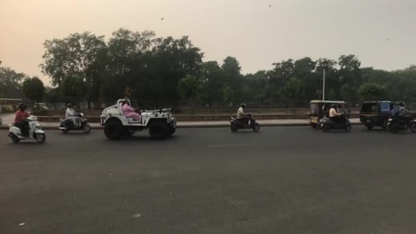 Jaipur, Indie - 03 listopada 2019: Miejscowi poruszają się na motocyklach — Wideo stockowe