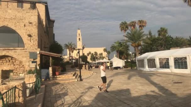 Tel Aviv, Israël - 22 oktober 2019: toeristen gaan naar de kapel deel 3 — Stockvideo