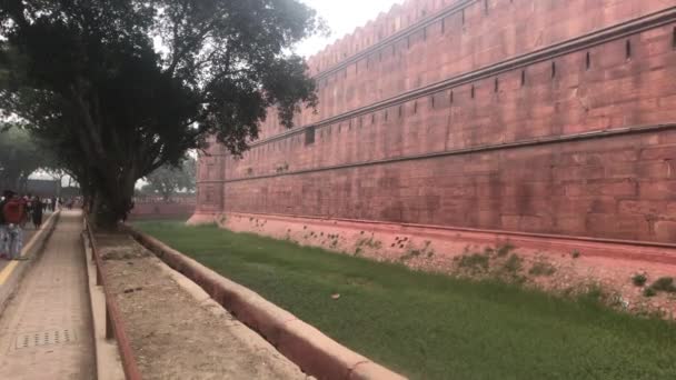 New Delhi, India, 11 november 2019, de belangrijkste buitenmuur van het rode fort — Stockvideo