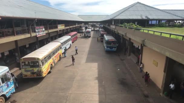 Matara, Sri Lanka, 25 november 2019, busstation, passagiers wachten om aan boord te gaan — Stockvideo