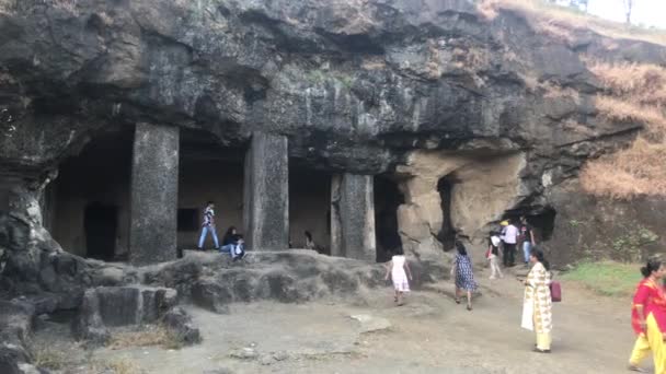 Mumbai, India - 10 de noviembre de 2019: Elephanta Cuevas turistas inspeccionan ruinas históricas parte 5 — Vídeos de Stock