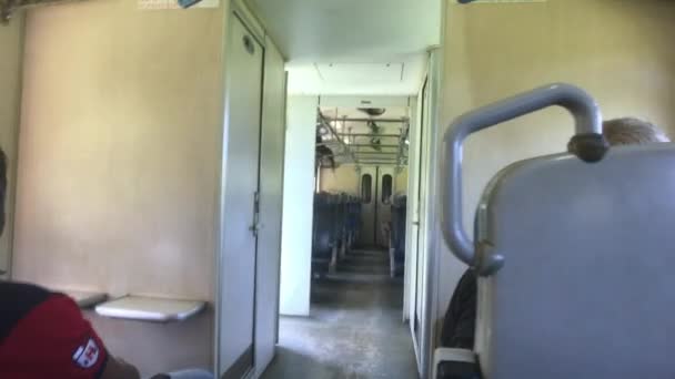 Ella, Sri Lanka, 24 de novembro de 2019, turistas sentam-se em um trem — Vídeo de Stock