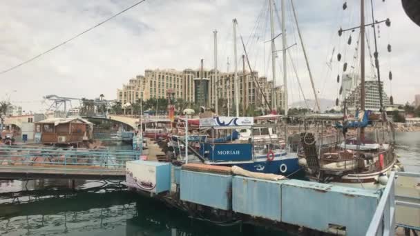 Eilat, Israele - 24 ottobre 2019: turisti in barca da diporto parte 14 — Video Stock