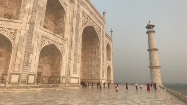 Agra, Indie, 10 listopada 2019, Taj Mahal, piękne łuki przy wejściu — Wideo stockowe