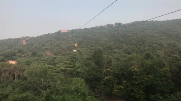Udaipur, Indien - Utsikt över sjön och kullen när den klättrar del 3 — Stockvideo