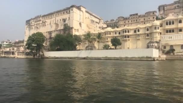 Udaipur, India - vista de las paredes del palacio desde el lado del lago Pichola parte 5 — Vídeos de Stock