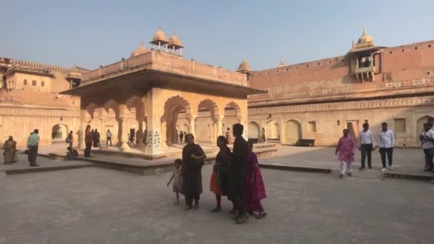 Jaipur, India, 05 novembre 2019 I turisti di Amer Fort camminano su diversi livelli della fortezza parte 5 — Video Stock