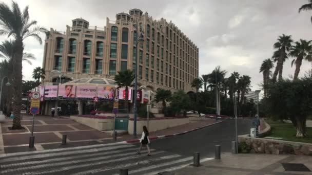 Eilat, Israël - 24 oktober 2019: toeristen wandelen langs de winkels deel 3 — Stockvideo