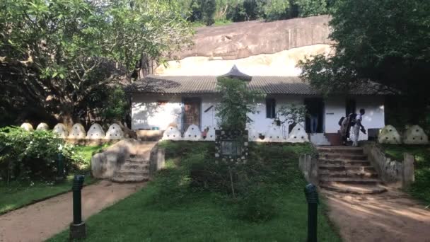 Sigiriya, Sri Lanka, 25 de noviembre de 2019, turistas en el templo — Vídeo de stock