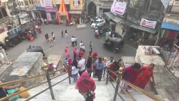 Udaipur, India - 13 november 2019: Jagdish Temple toeristen nemen deel aan de dienst deel 6 — Stockvideo