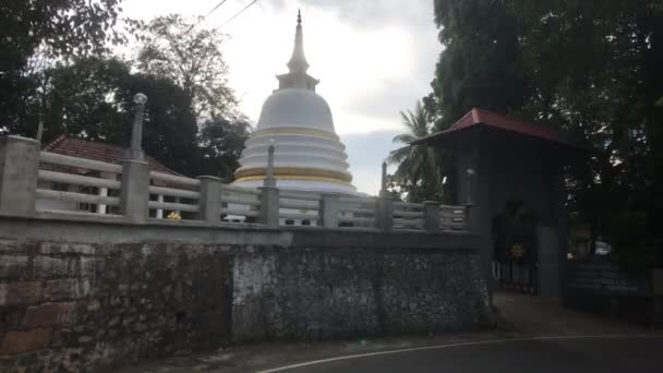 Kandy, Sri Lanka, vy över kupolen i Dagoba från gatan — Stockvideo