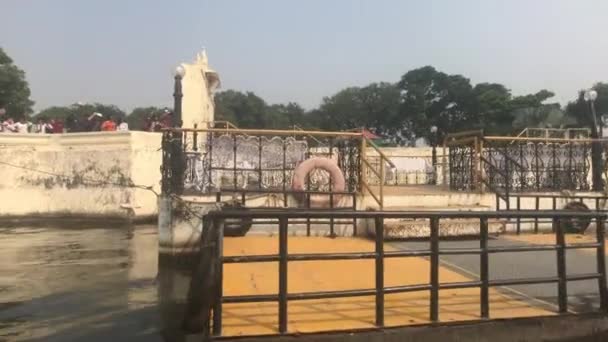 Udaipur, Indie - 12 listopada 2019: Turyści nad jeziorem Pichola czekają na łódź — Wideo stockowe
