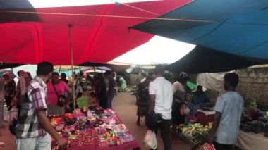 Negombo, Sri Lanka, 23 Kasım 2019, bölge pazarında turistler.