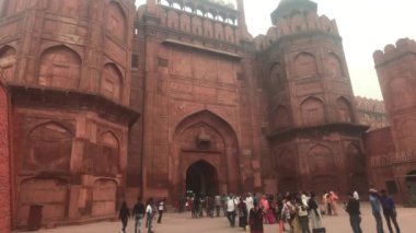 Yeni Delhi, Hindistan, 11 Kasım 2019, eski bir kalenin inşaatından bir turist çıkıyor.