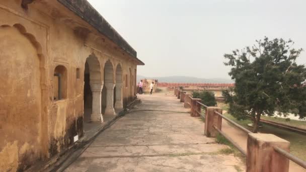 Джайпур, Индия - 03 ноября 2019 года: Джайгарх Форт туристов, идущих вдали на фоне крепости зданий — стоковое видео