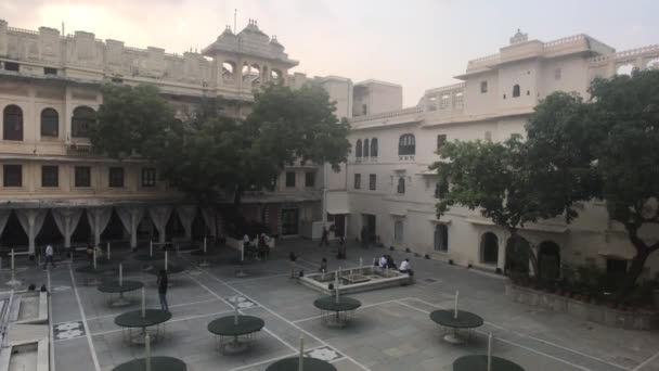 Udaipur, Inde - 13 novembre 2019 : Les touristes du City Palace se détendent dans la cour du bâtiment historique partie 6 — Video