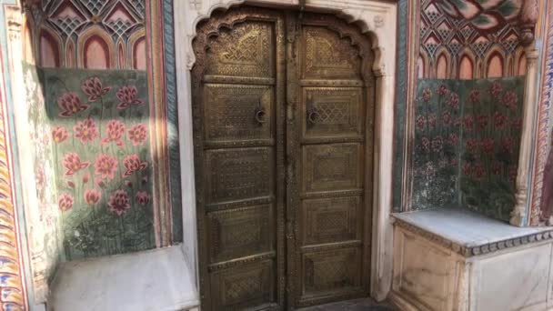 Jaipur, India - Palacio de la ciudad y la puerta principal con hermosas paredes — Vídeos de Stock