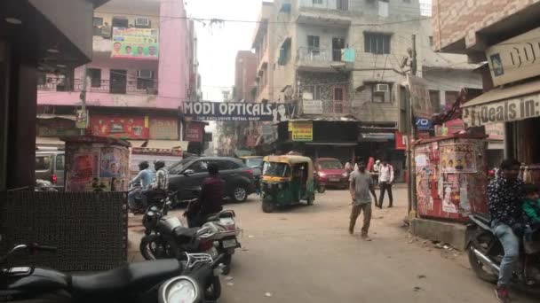 Új-Delhi, India, 2019. november 11., forgalommal és turistákkal teli utca — Stock videók