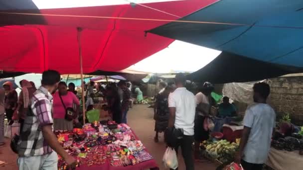 Negombo, Sri Lanka, 23 de noviembre de 2019, turistas en el mercado local parte 3 — Vídeo de stock