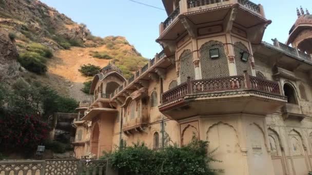 Jaipur, Indien - Galta Ji, vacker balkong i en gammal byggnad mot bakgrund av ett berg — Stockvideo