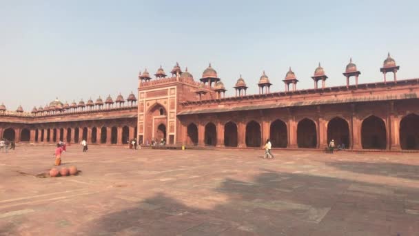 Fatehpur Sikri, Indie - 15. listopadu 2019: Opuštění městští turisté prohlédli pozůstatky antické části 2 — Stock video
