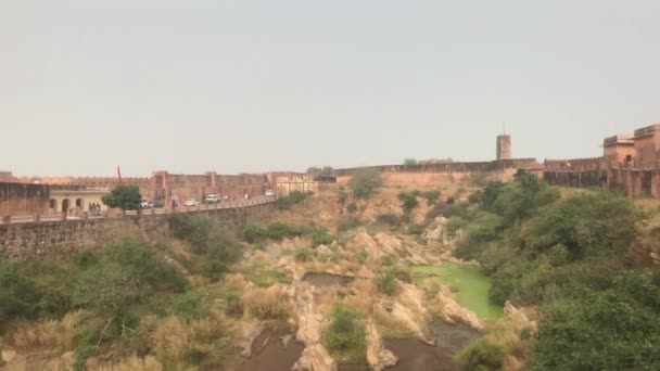 Jaipur, India - vista de las paredes y edificios bien conservados de la parte antigua fortaleza 16 — Vídeo de stock