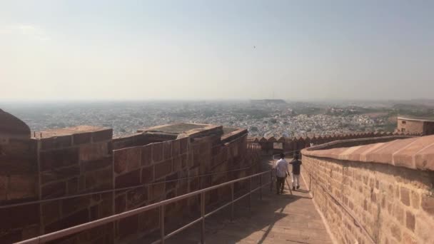Jodhpur, India - 06 de noviembre de 2019: Los turistas del Fuerte Mehrangarh descienden por el camino de la muralla de la fortaleza — Vídeos de Stock