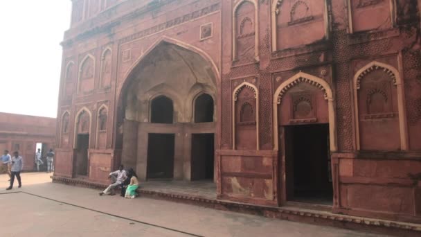Agra, Indie, 10 listopada 2019, Agra Fort, turyści spacerują wzdłuż czerwonej cegły część 3 — Wideo stockowe
