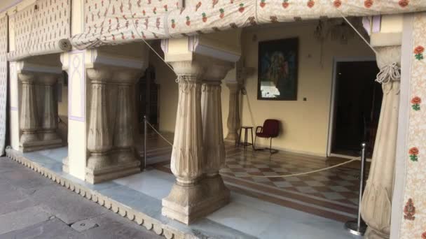 Jaipur, Índia - Palácio da Cidade e colunas originais na área de recreação — Vídeo de Stock