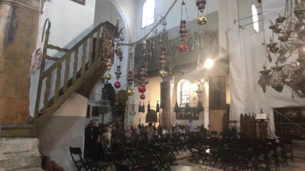 Belém, Palestina - 20 de outubro de 2019: os turistas da Basílica da Natividade inspecionam a parte interior 3 — Vídeo de Stock