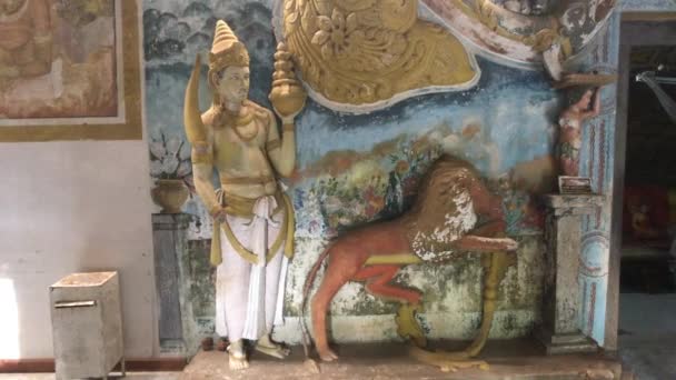 Sigiriya, Sri Lanka, 25 de noviembre de 2019, turistas en un templo de roca — Vídeos de Stock