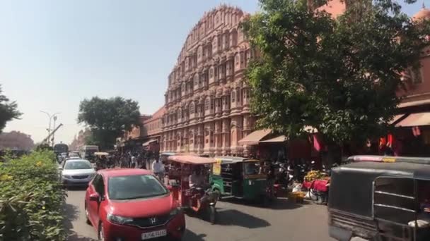Jaipur, Indie - pouliční doprava podél historické budovy — Stock video