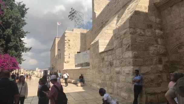 Bethlehem, Palästina - 20. Oktober 2019: Touristen gehen durch die Straßen der Stadt — Stockvideo