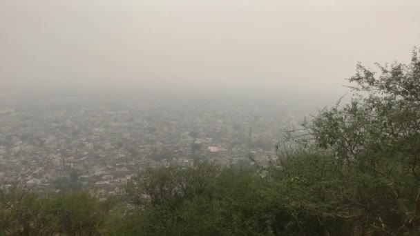 Jaipur, Hindistan - Kale duvarından şehrin manzarası — Stok video